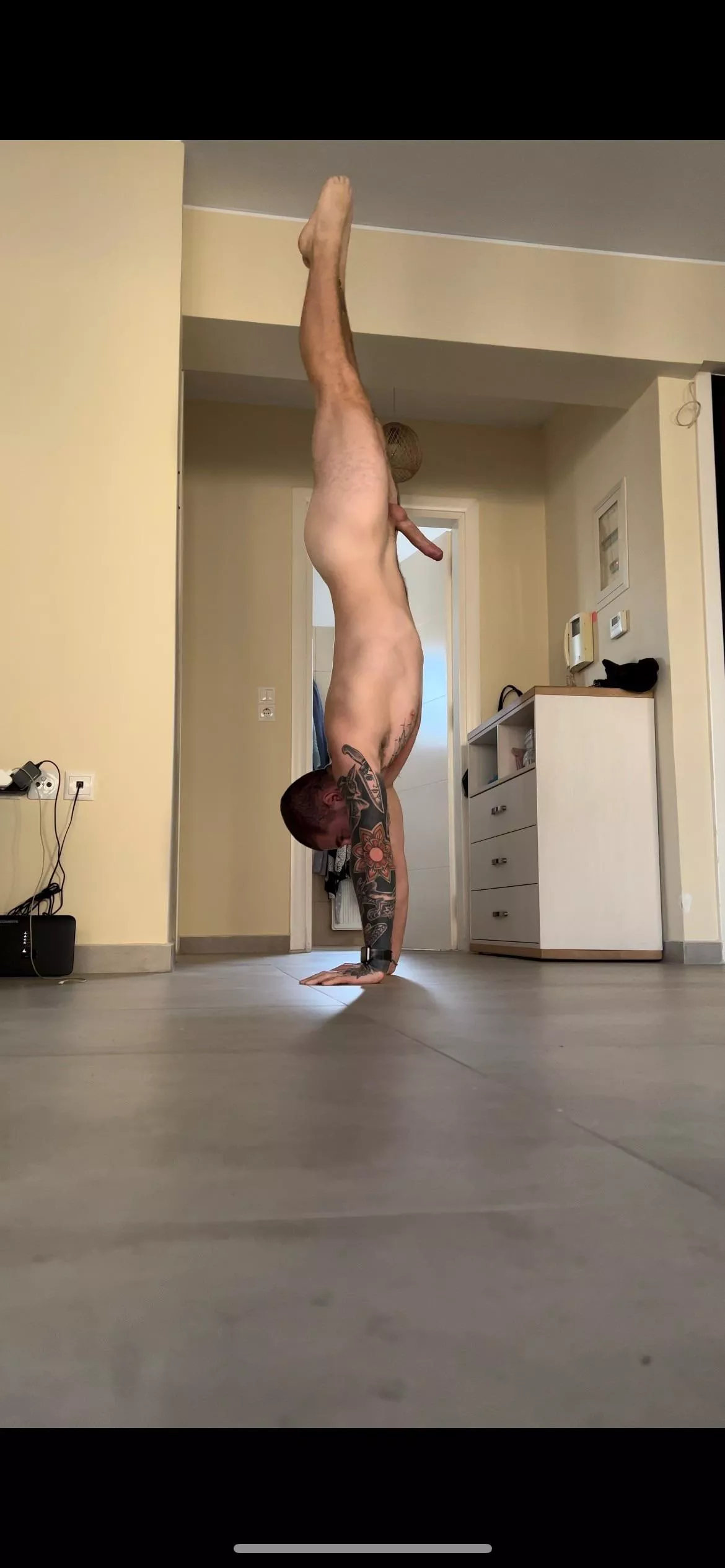 Good handstand mornings!🤸 posted by Natural-Fact9744