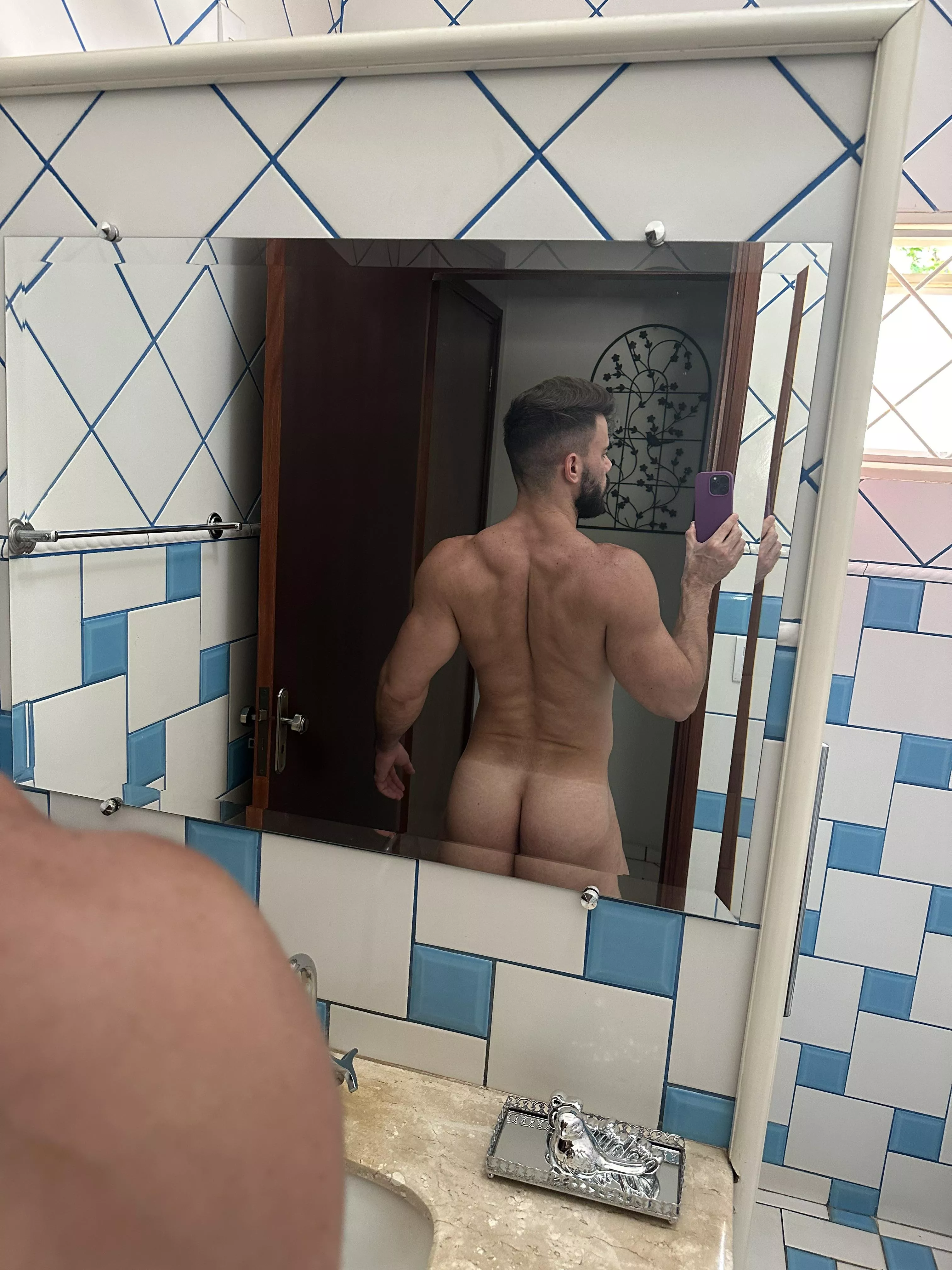 Just sweat between my legs posted by italofassin