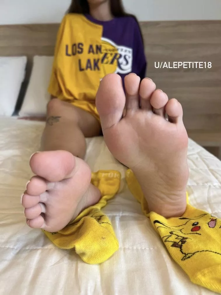 pikachu socks posted by alepetite18