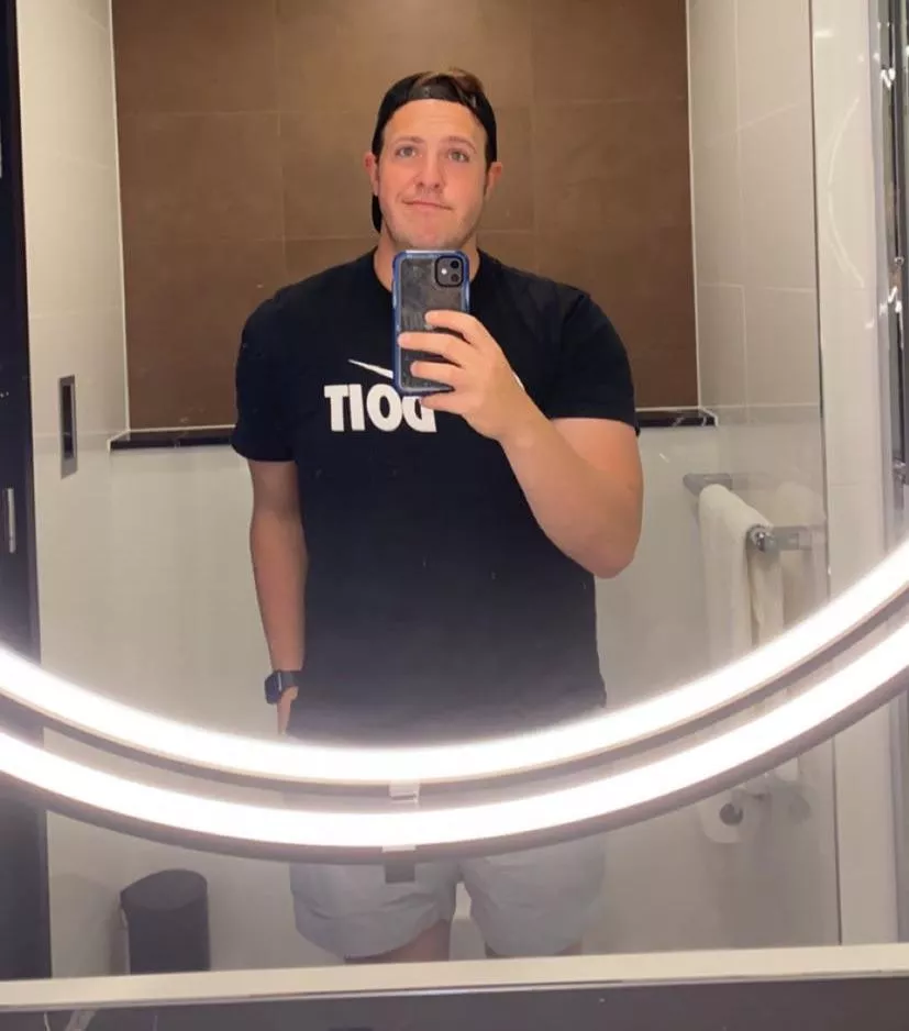 32 bi very verbal beefy bro here. Can be pretty dominant too. Looking to cum on videochat. Must show face. DogDaddy_2022 posted by timjohns9888