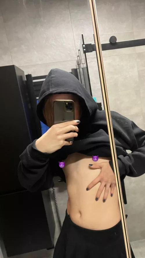 Do my belly look good enough for you guys 🥺 ? by Femsobi