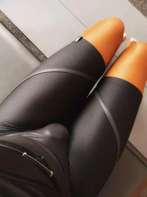 Hope my bulge isn’t too noticeable 😈🖤 by petiteabbiexo