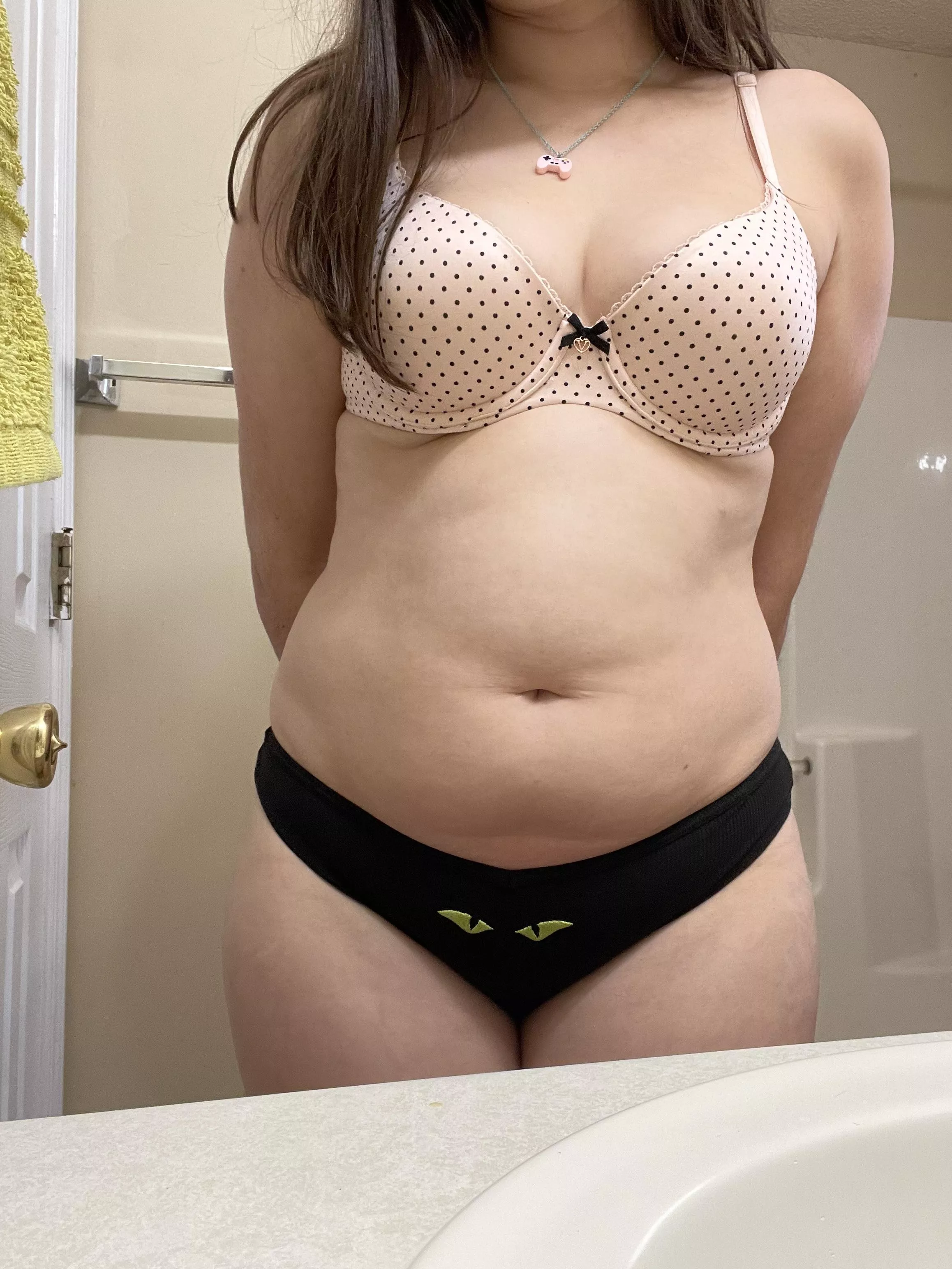 What do you think of my chubby body? 👀 posted by Sylvieloves9