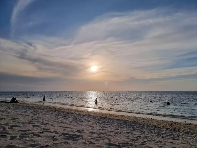 An hour at the beach by ecchizen