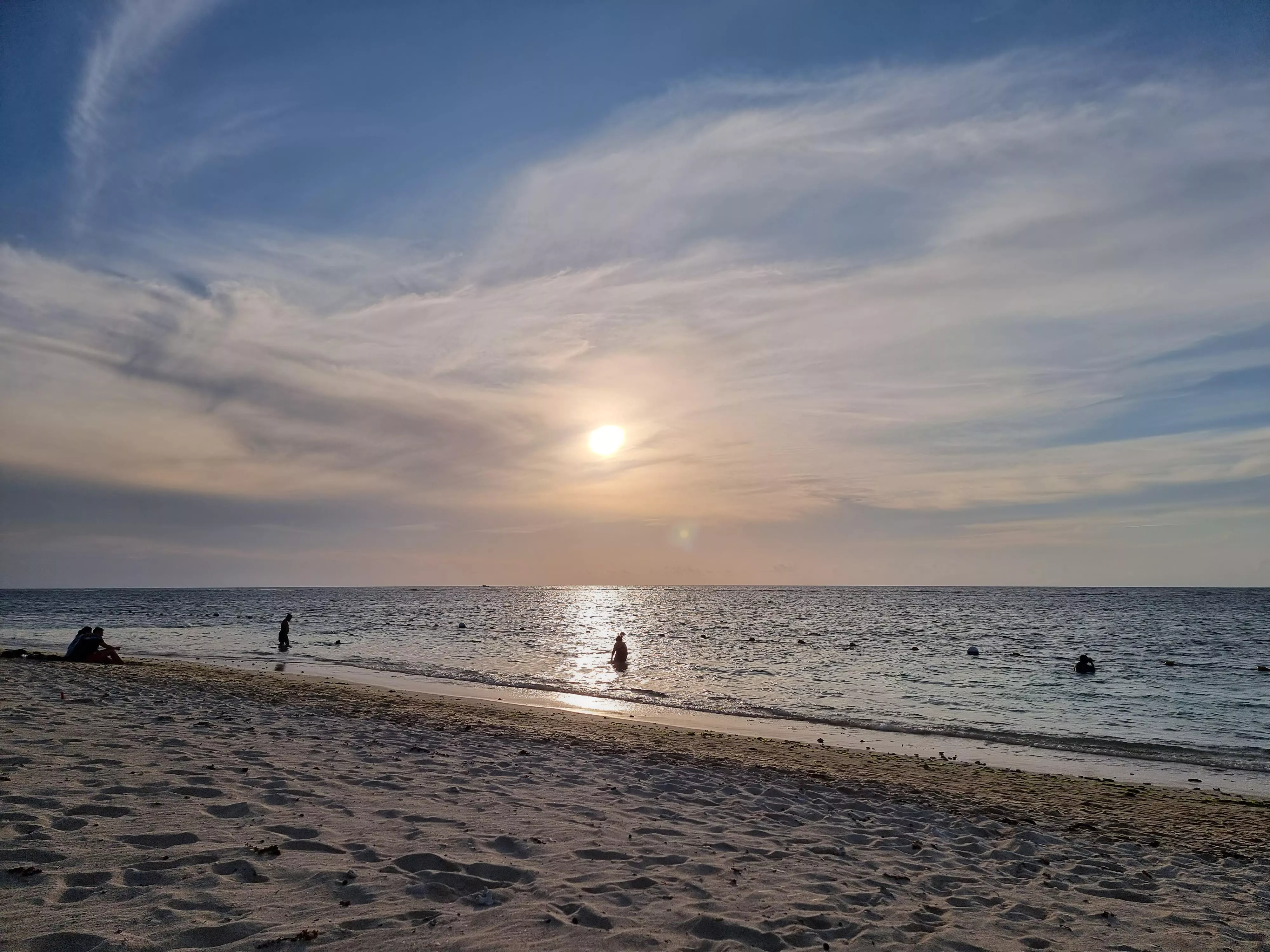 An hour at the beach posted by ecchizen