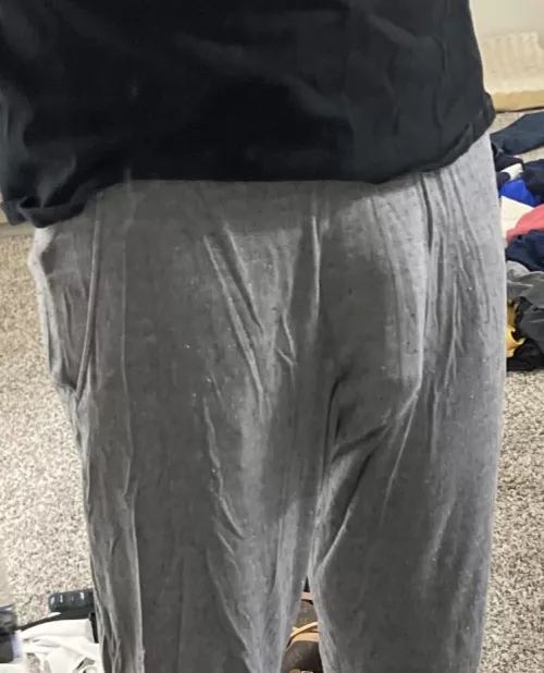 GF makes me change out of my sweatpants when her friends come over.. would you make me do the same? by Aggravating_Bag_774