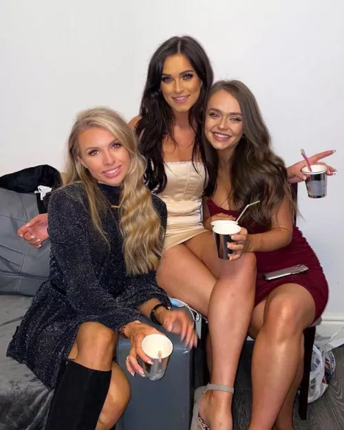 Middle dress is 🔥 by gjkg689