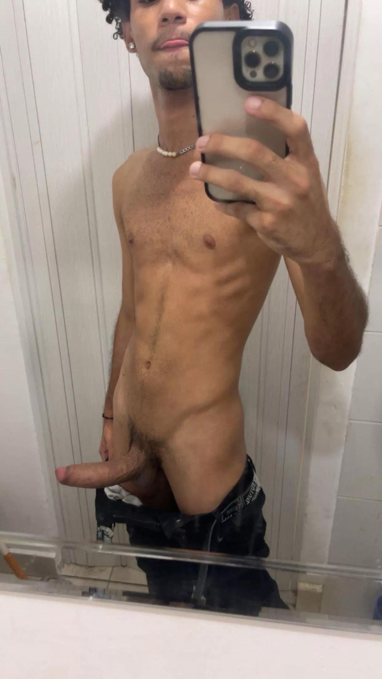 Thin body, thick dick!🍆 posted by Angelitospp