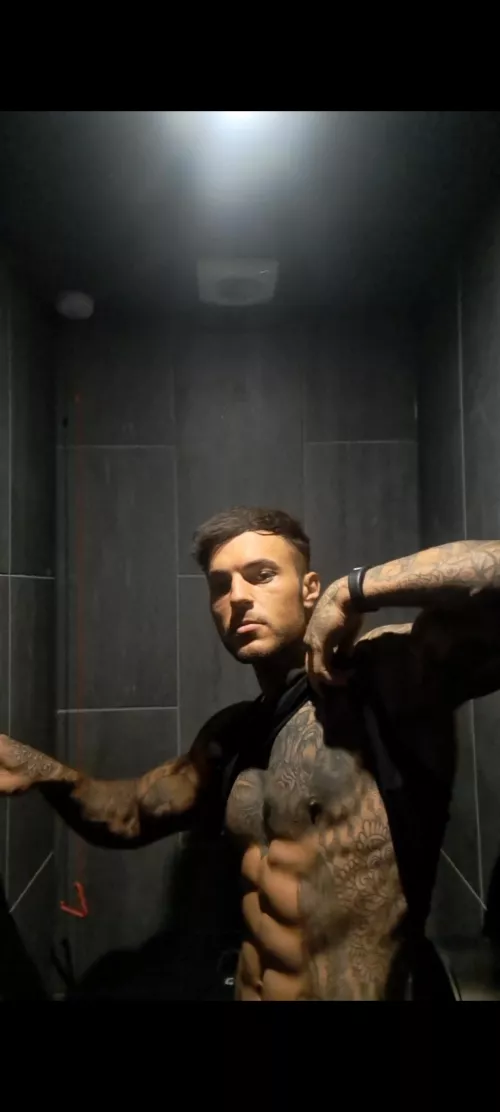 Usual post workout flexing by bahamianDowel769