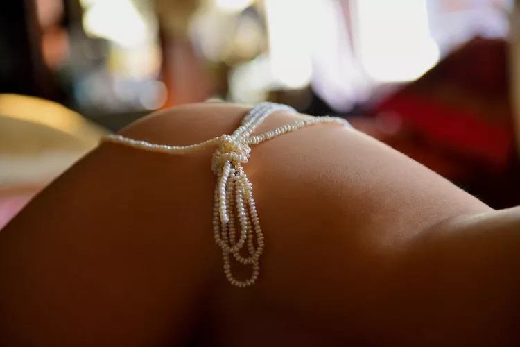 your pearls or mine? OC by MalinaWhispers