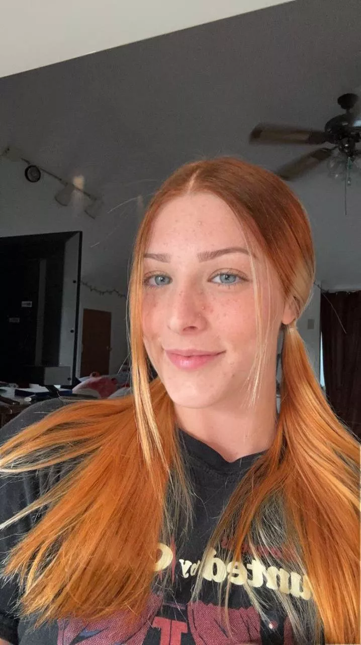 IUTR redhead hottie posted by BestSyllabubs