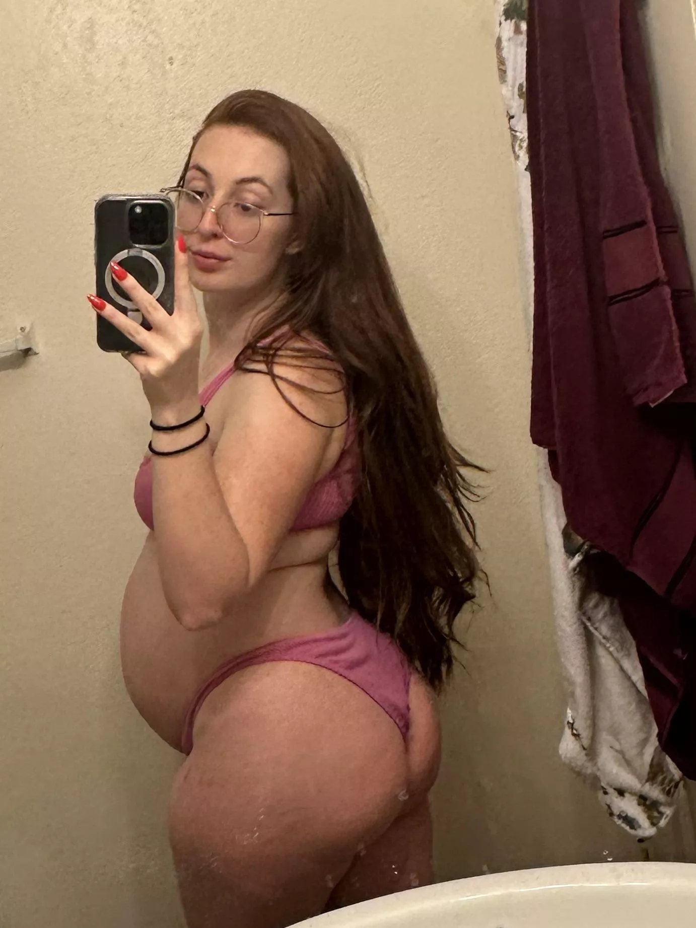 just another booty/bump pic 🙈 posted by CreativeHazel