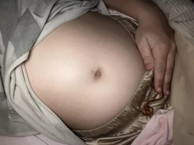 My round tummy 💞 by PoppingHannah