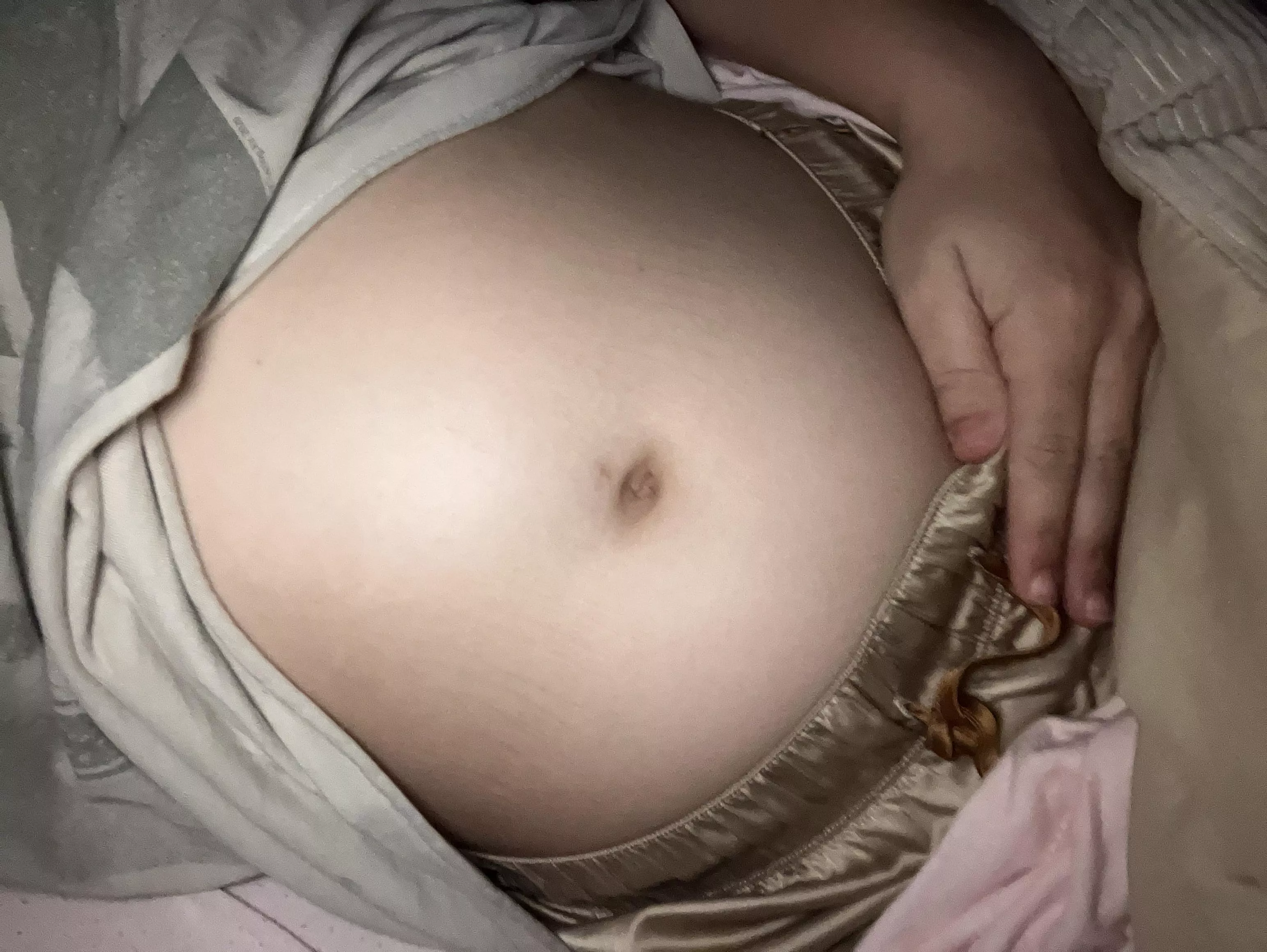 My round tummy 💞 posted by PoppingHannah