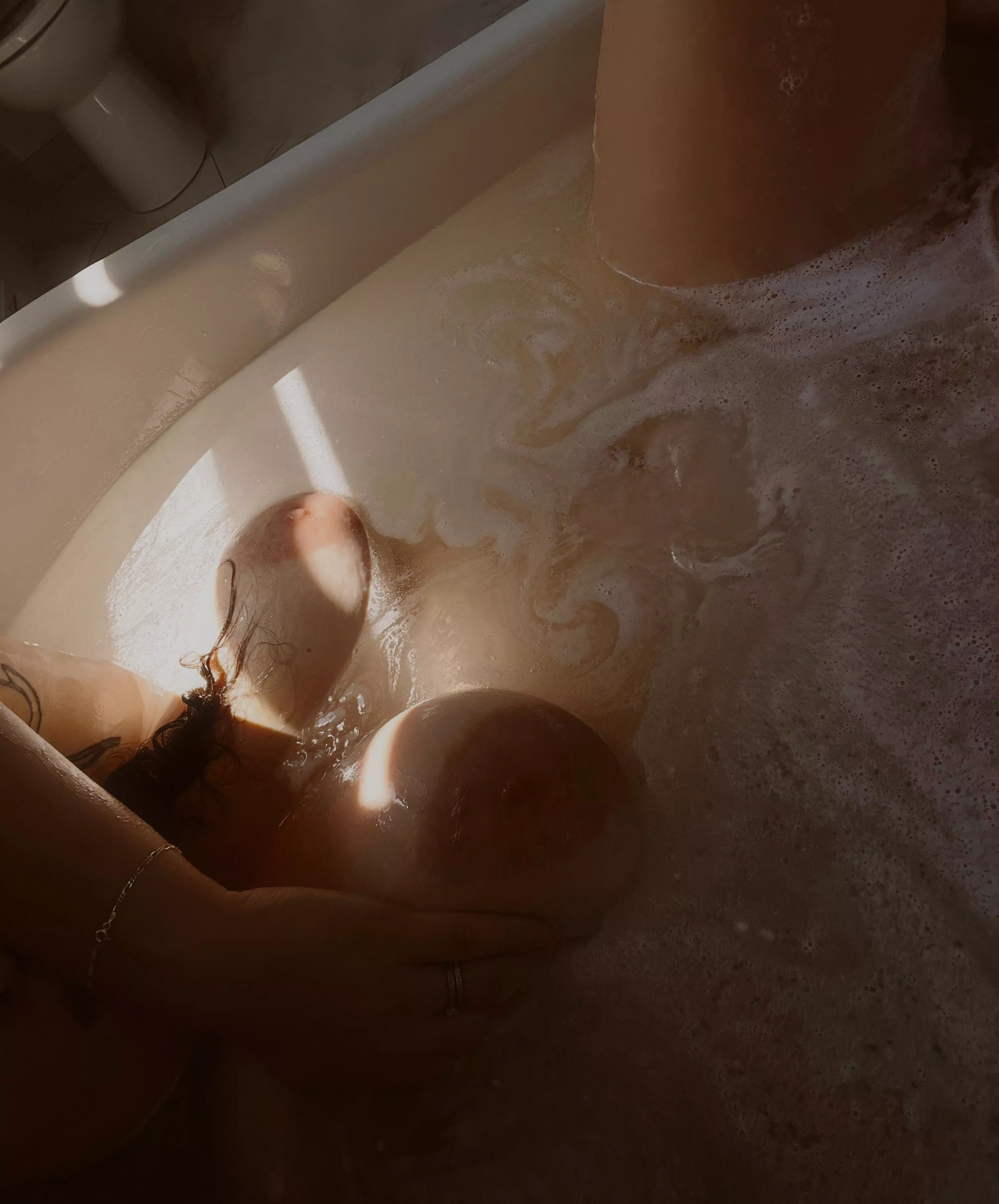 Autoportrait. posted by curvy_and_curly