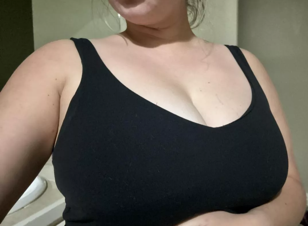 Felt so engorged this morning 🍼🫠 posted by 34DDDmommy