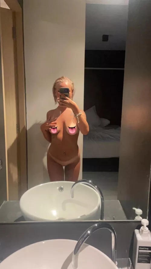 Gilla om du vill se helt naket 🫢❤️ by SweetlyPlaintive