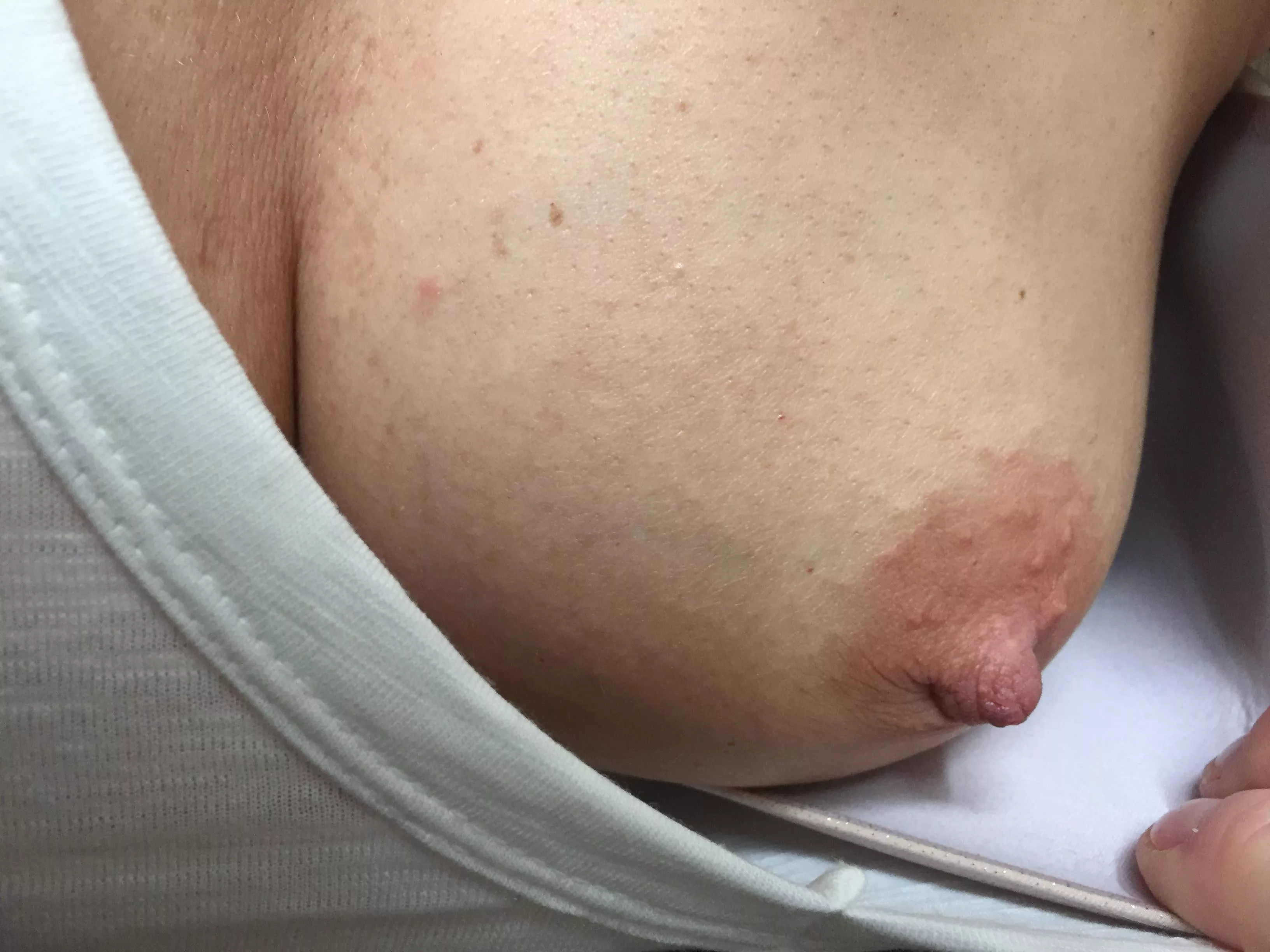 Quick peek posted by ambergrisdame