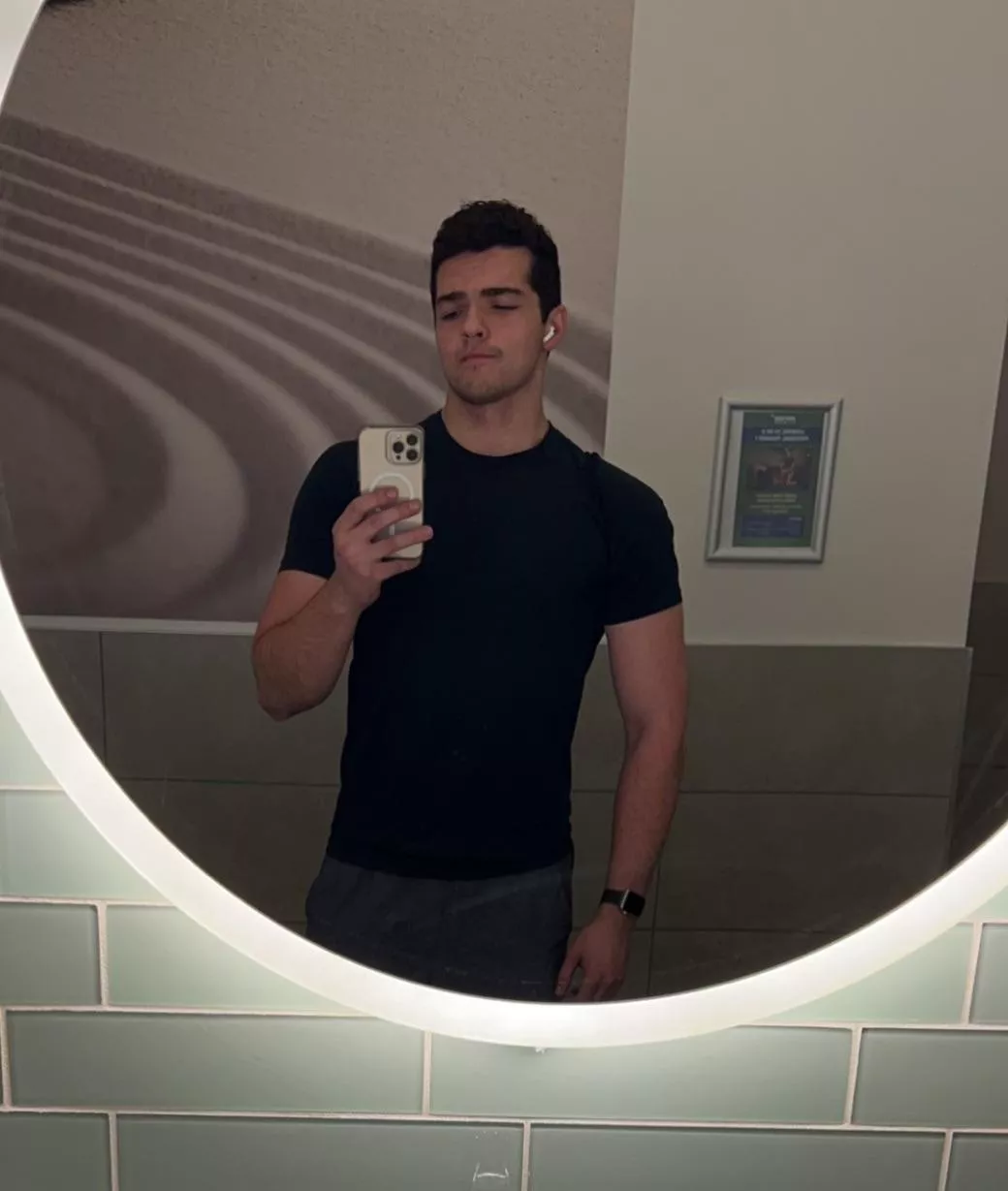 This lighting is making me really into myself I can’t lie 😂 posted by Meta-Galaxia