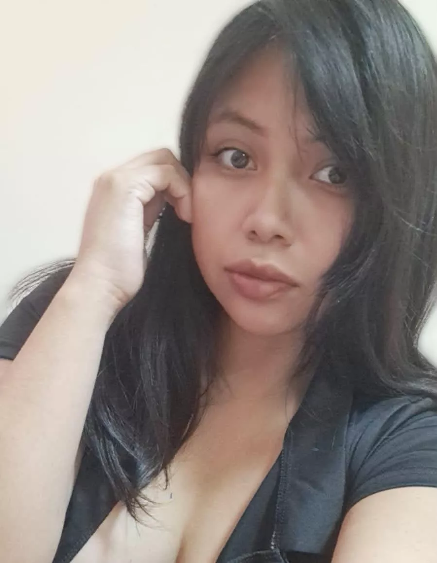 Trying a sexy pose (F) posted by SexyAzucena