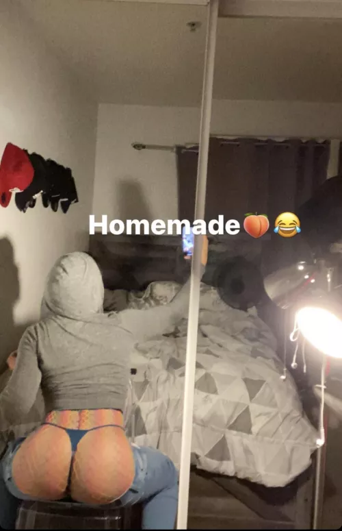 19🇸🇻| heyy what’s up , who’s into femboy latinos with a nice tight ass? more on my profile by FemboyAssTwerking