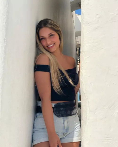 between walls by SeducedByYourBeauty