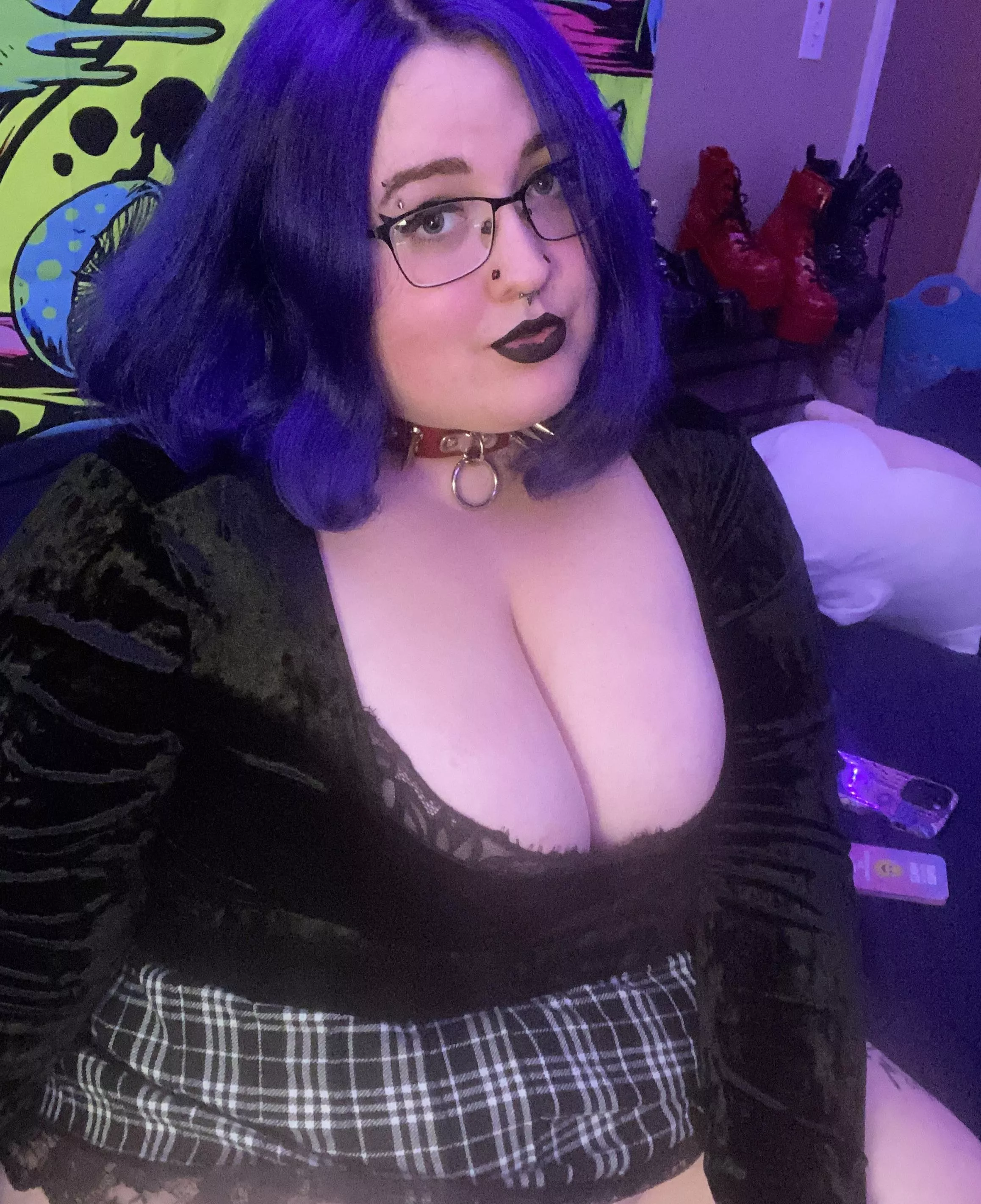 your fav goth girl says hello🖤 posted by goddesskarma3