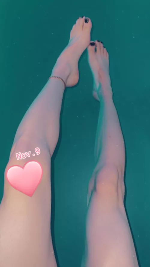 Any long leg lovers 🫢 by RazzBerryy0