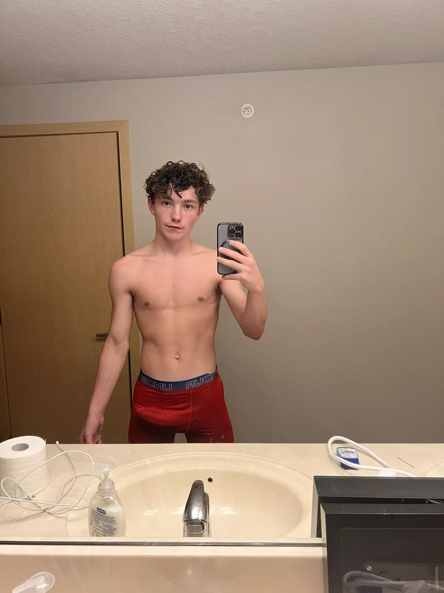 Do you like my bulge? 🤔? posted by jacob-dyl