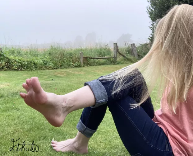 Swinging my feet, are you looking? by Elfrida77