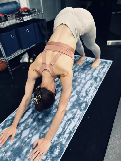 Taking volunteers to adjust this milf’s alignment by the_flexi_belle