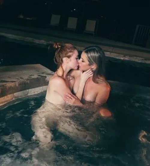 Hot tub kiss by whitetoweltw