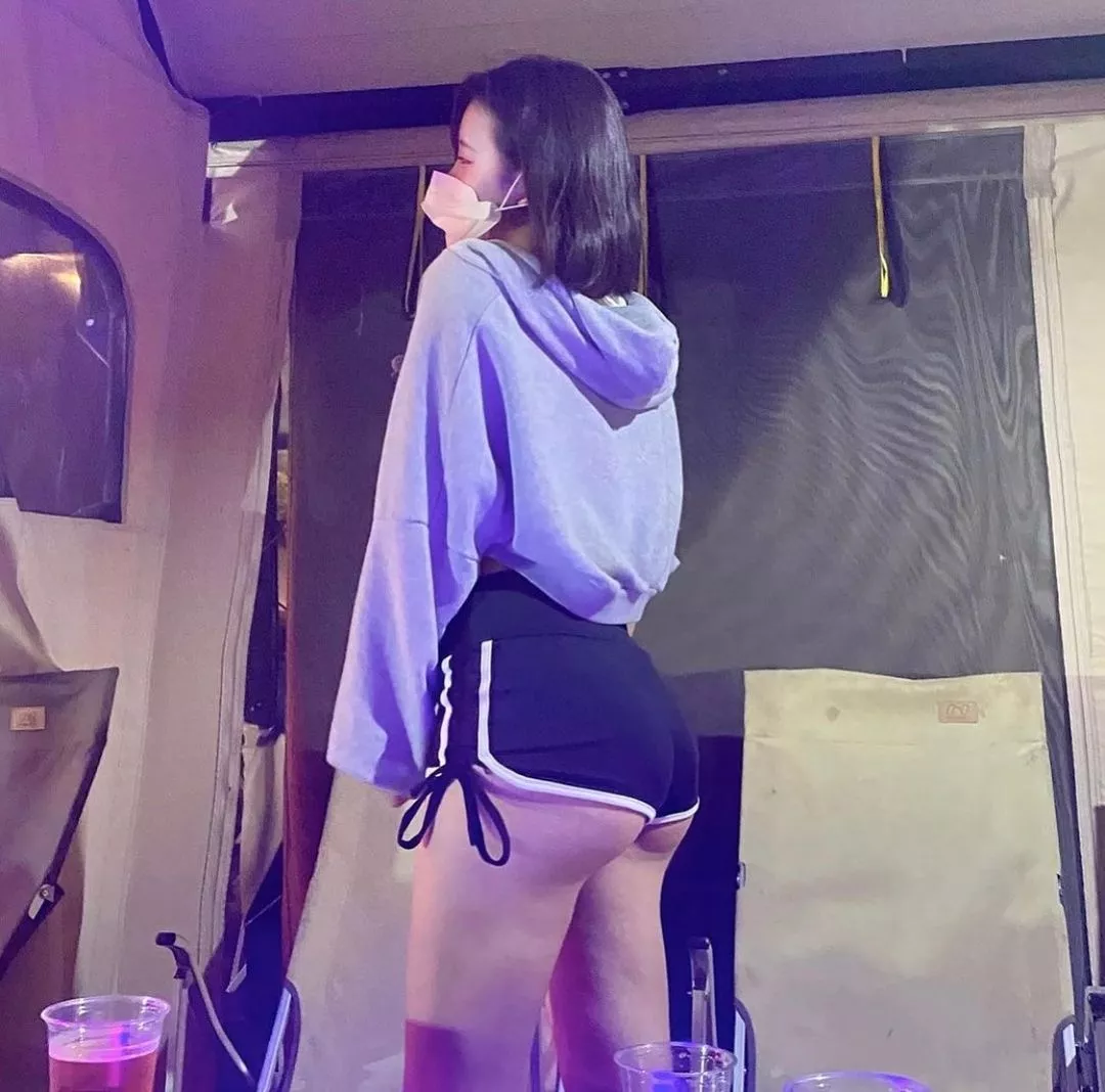 Nice butt cheeks posted by CaptainUndie