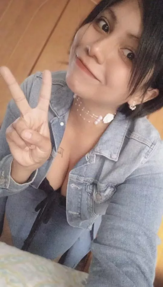 (F) i love my necklace ❤️ posted by SexyAzucena