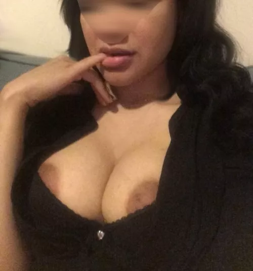 I love this outfit, but I feel like it’s missing something… 😏 by Deadly_NiteShade