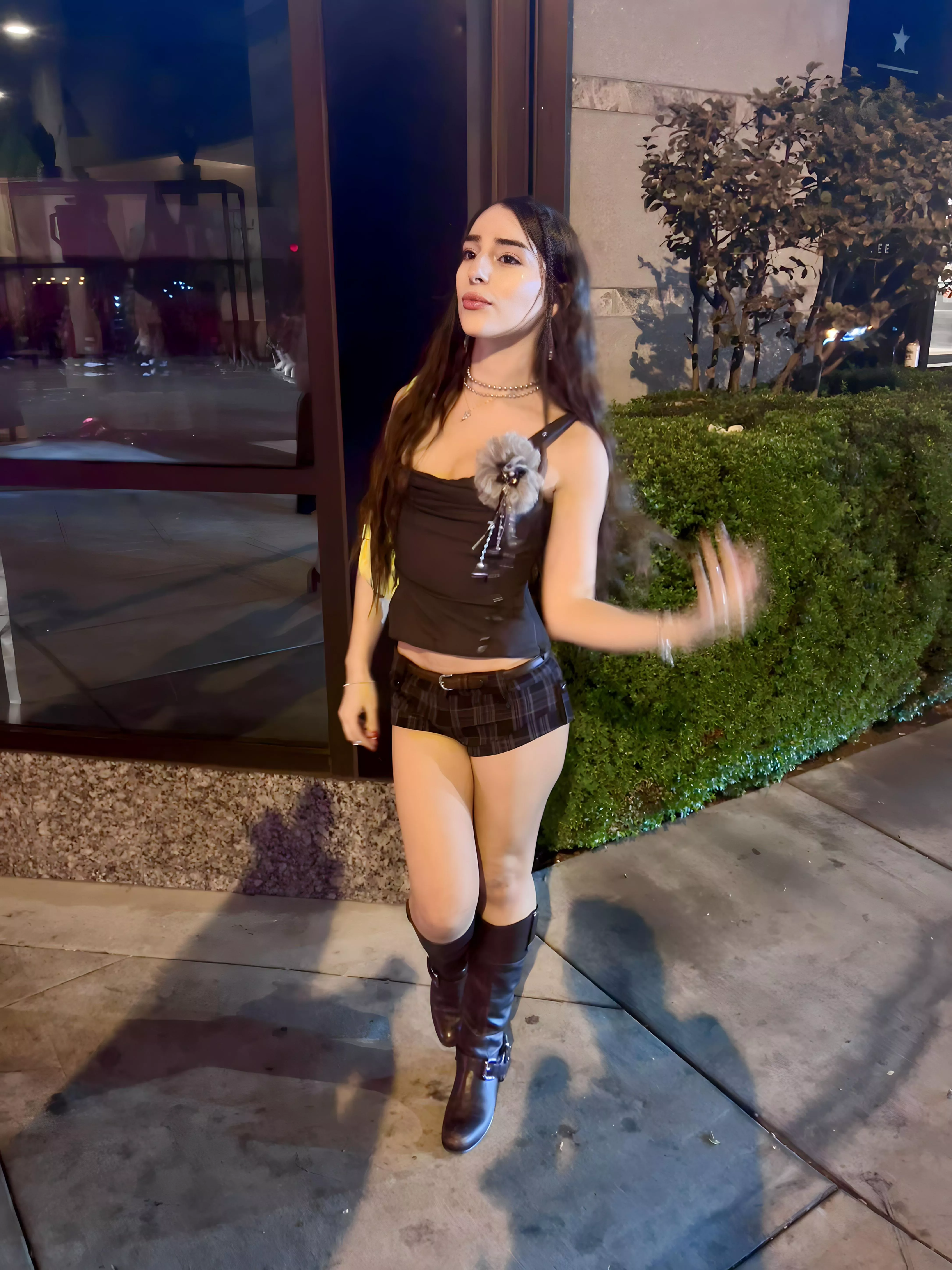 Say hi if you'd date a trans woman 💜 posted by syntheticbrat