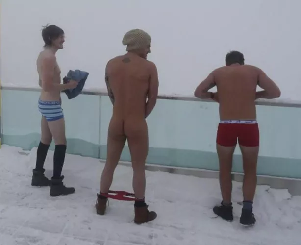 Underdressed and they don't seem to mind by Primal_Mantis