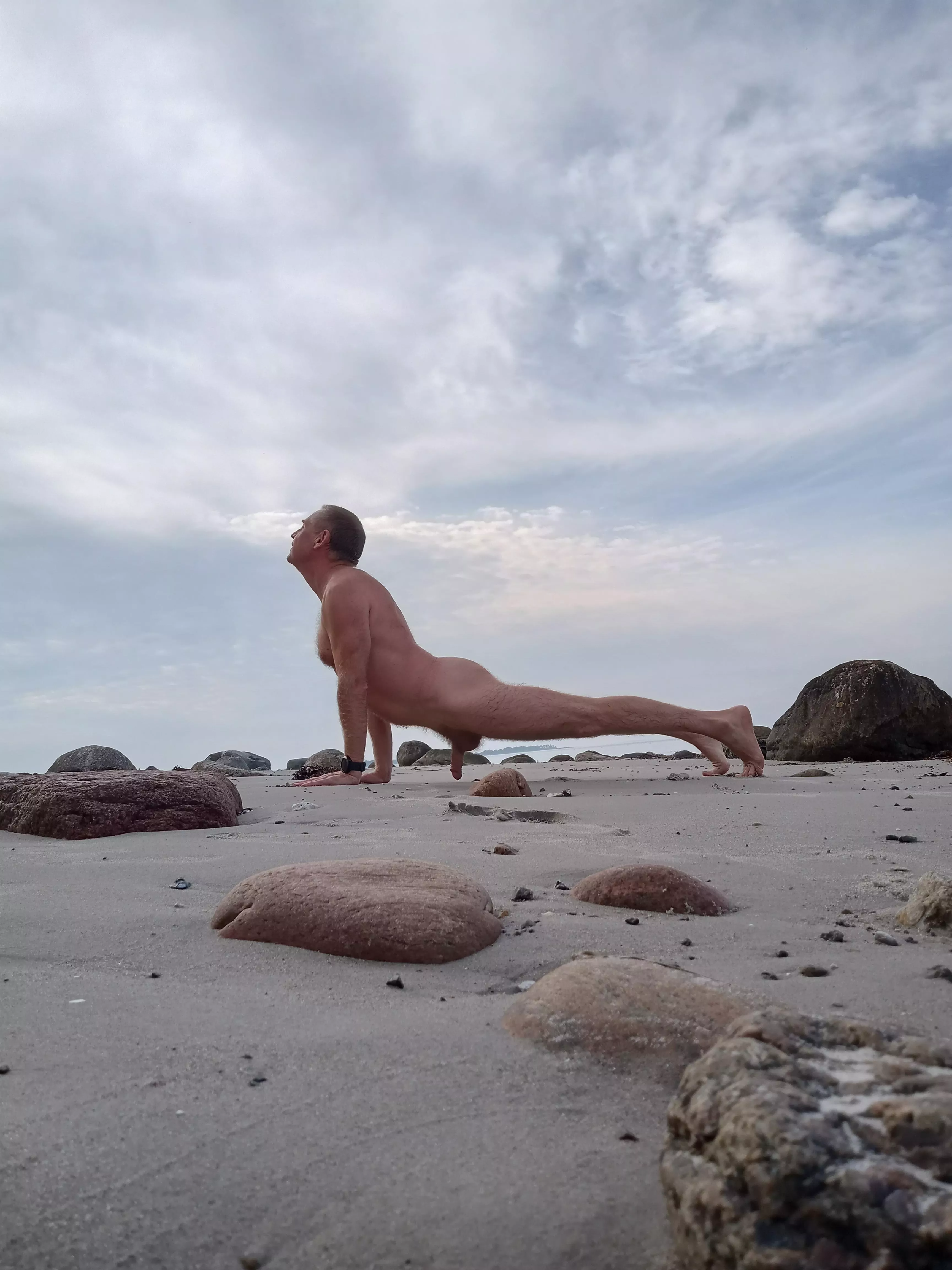 Upwards dog posted by ImaginaryMolasses894