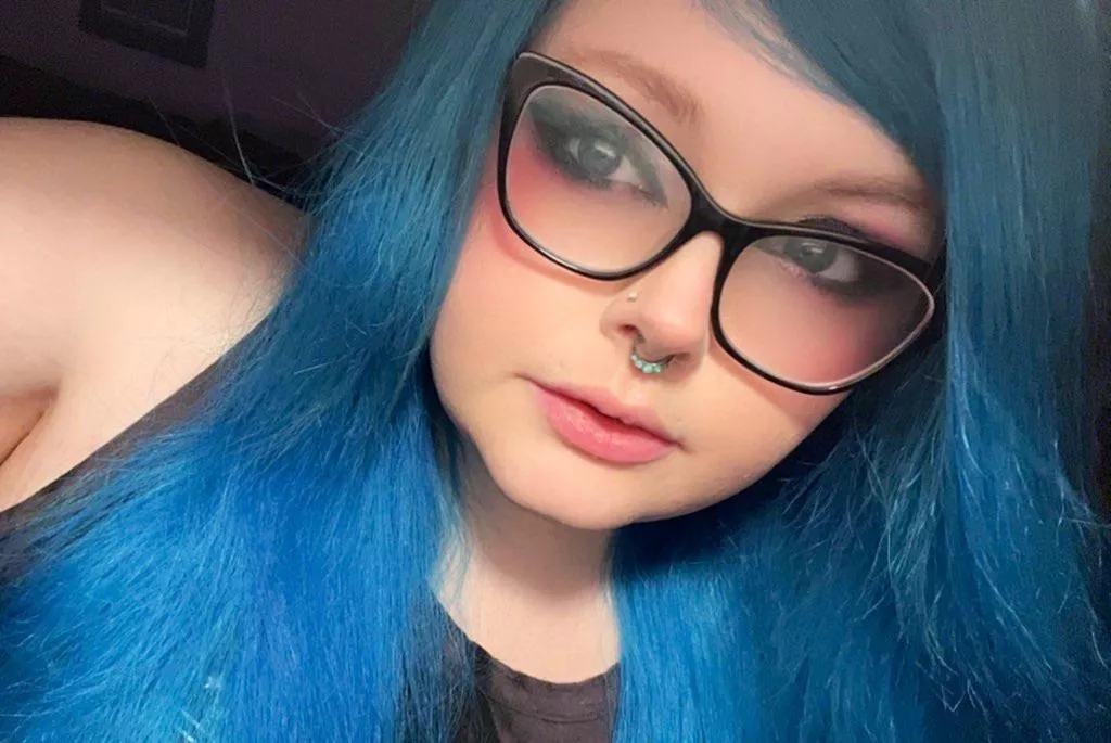 Absolutely loved how my makeup came out, ignore my fluffy hair 🩵 posted by sexmeowss