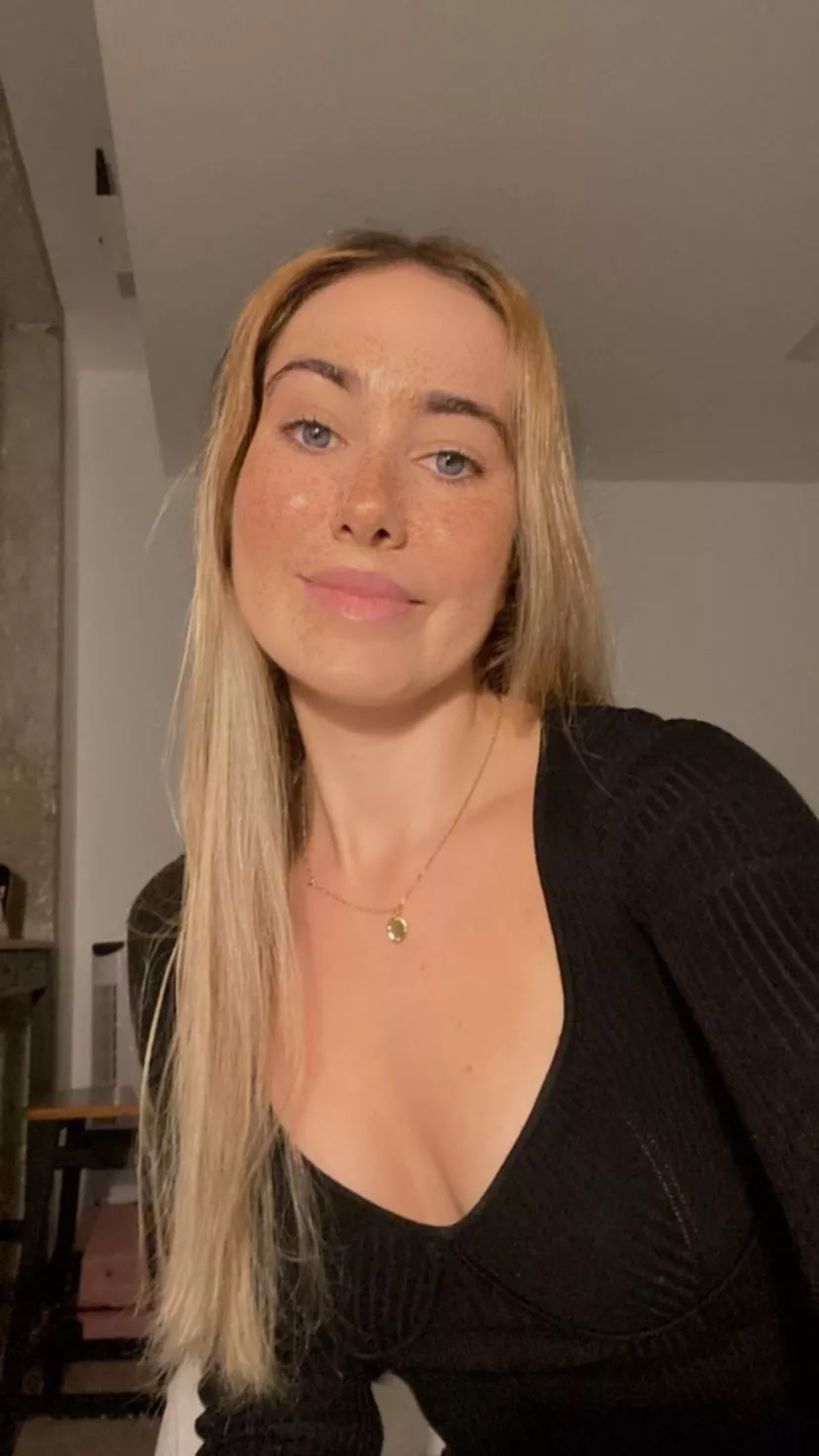 Am I hot? posted by Sassygiiirl