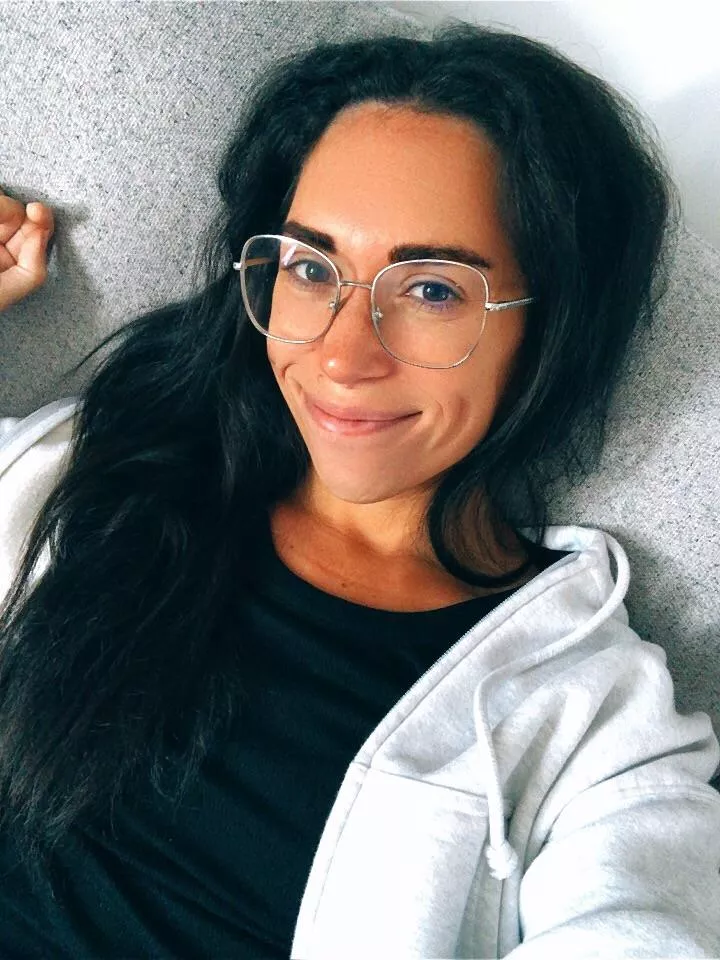 Dark hair and a tan. There’s nothing better 💗 posted by sweetlittlepeachxo