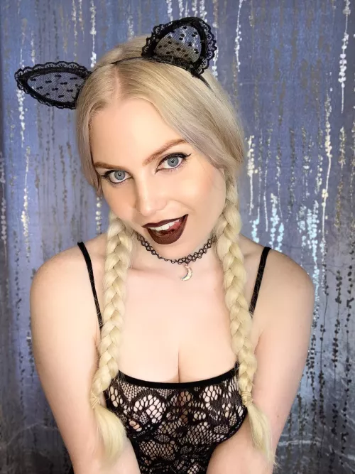 Kitty cleavage by ittybityprettykitty