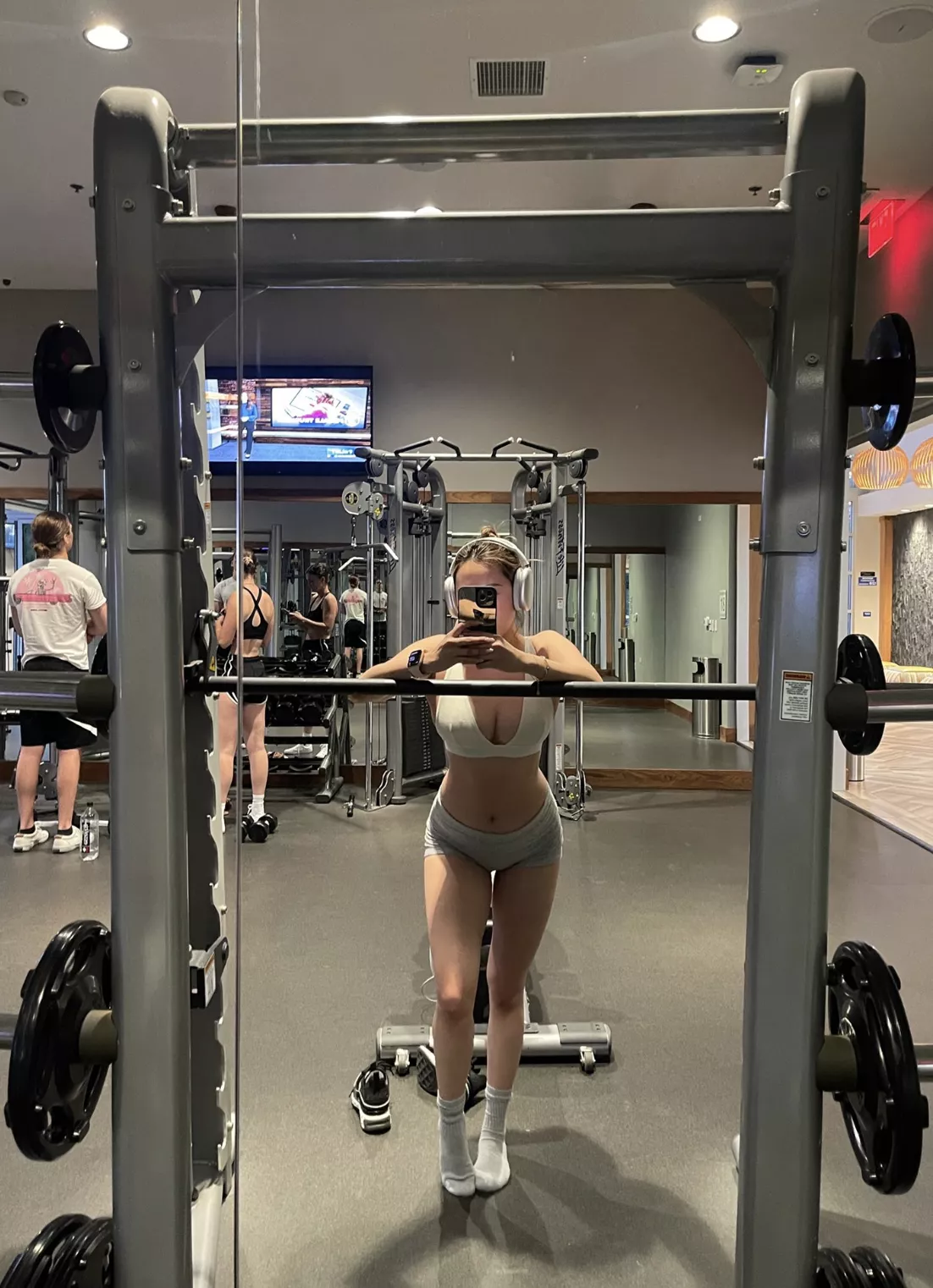 squatting weights for that phatass [F] posted by ilovegraciexo