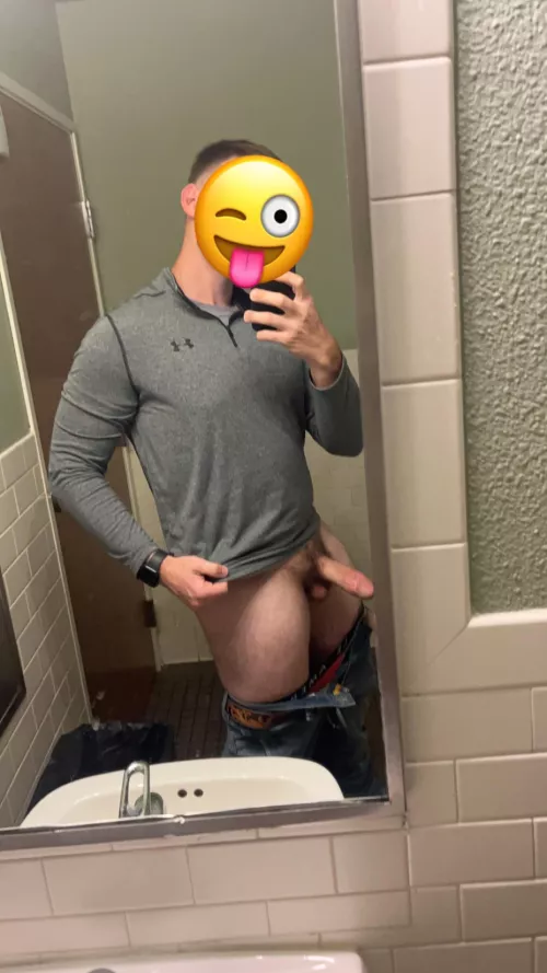23 College. Looking for someone to watch me goon and jerk on live in my work bathroom. Face is a must. Amos tristan_j3 by Easy-Strawberry-9422