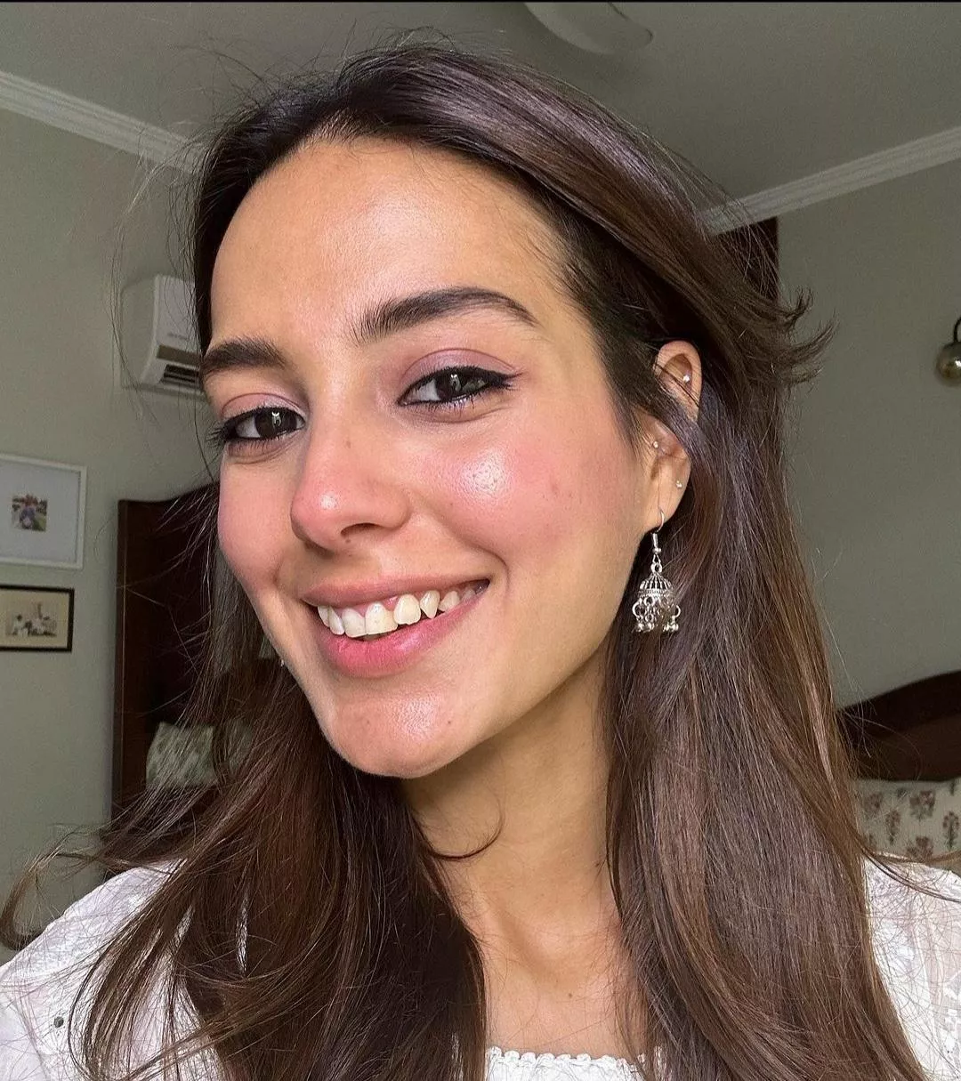 Iqra Aziz posted by James007BondUK