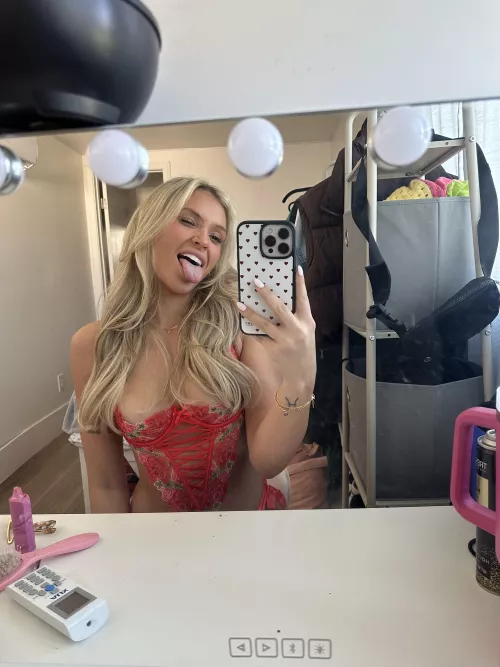 Do older guys like blonde girls like me ? by Emersyn_Abhaya