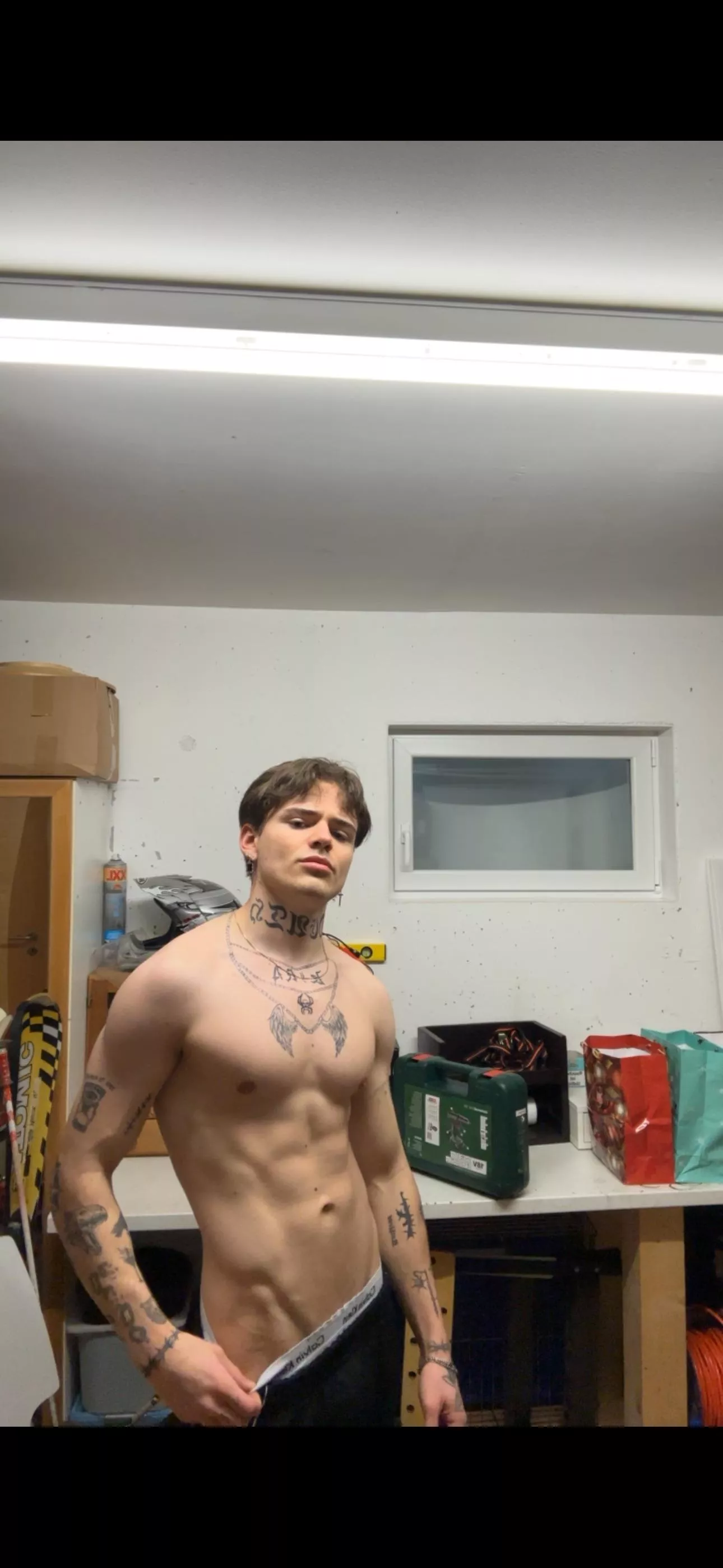 do you like my v-line ?😈 posted by imraezify