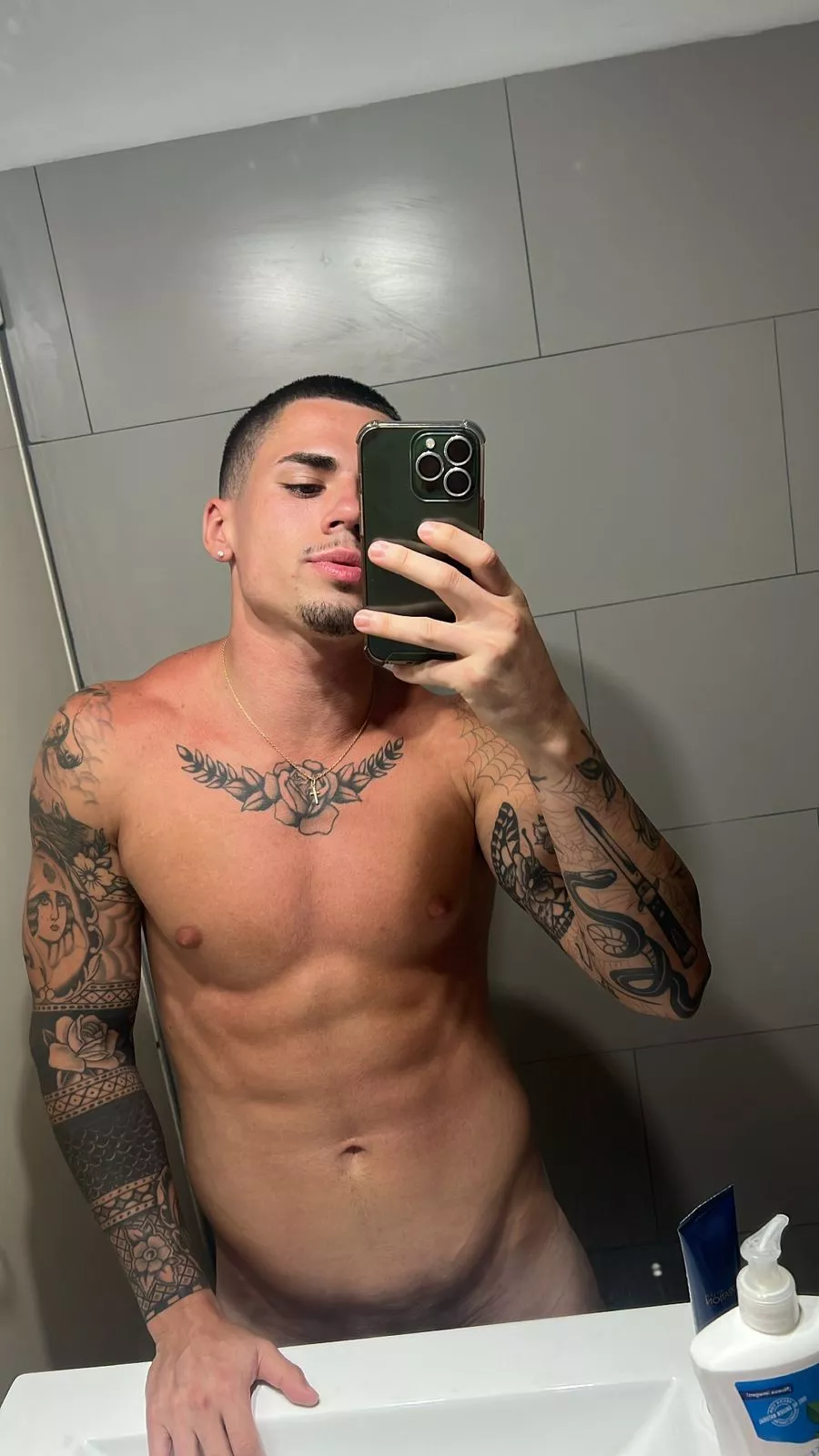 I want you to caress my abs posted by MartinBautista