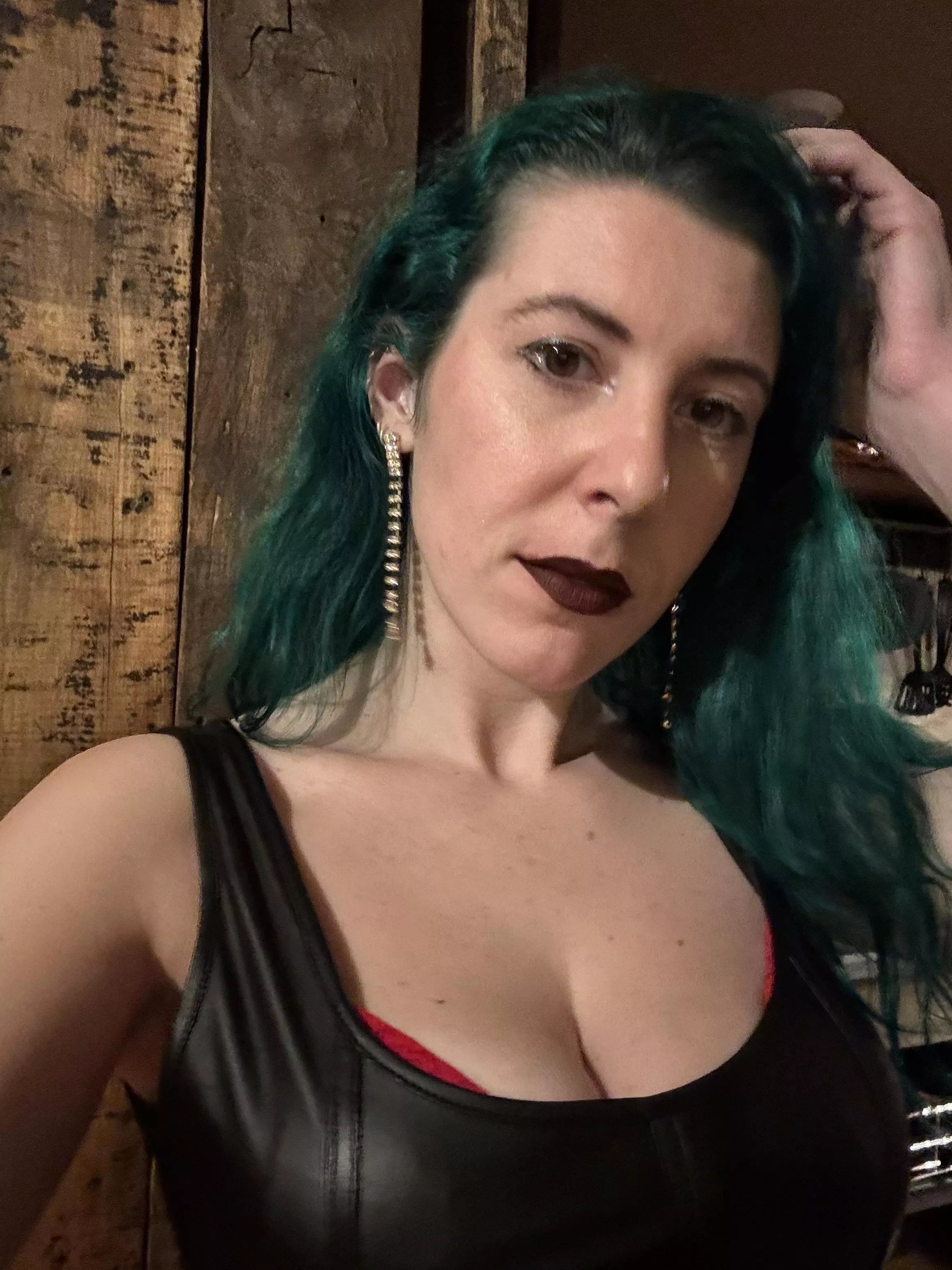 Little bit of red peeking out posted by sirenskiss3