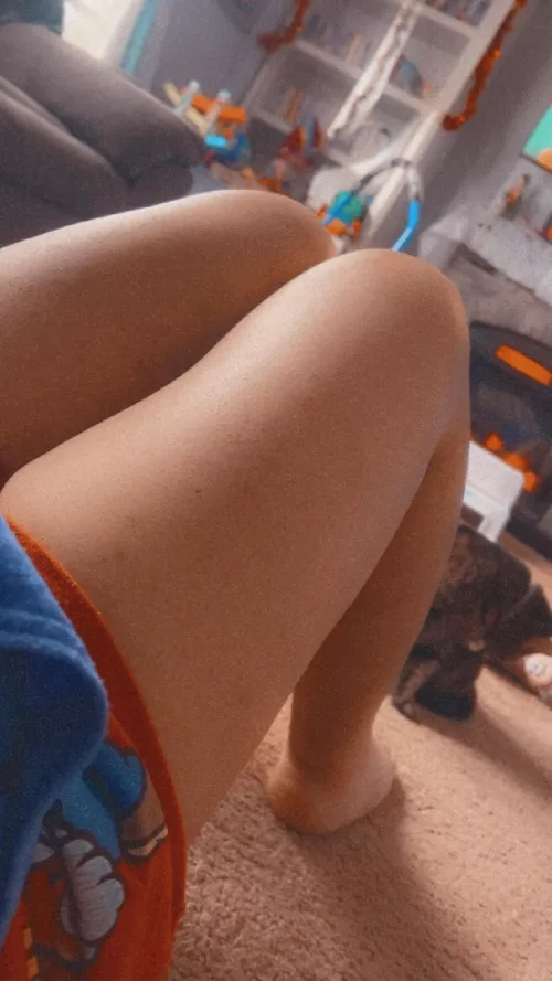 The smoothest of legs. :3 by alstrlnkmstr24